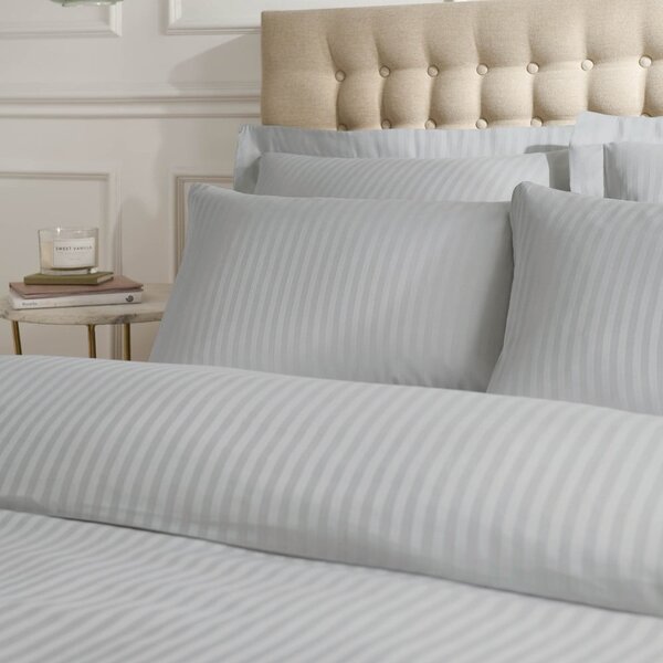 Siva podaljšana posteljnina za zakonsko posteljo iz damasta 230x220 cm Satin Stripe – Catherine Lansfield