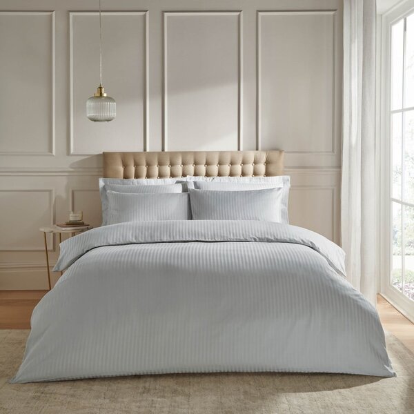 Siva podaljšana posteljnina za zakonsko posteljo iz damasta 230x220 cm Satin Stripe – Catherine Lansfield