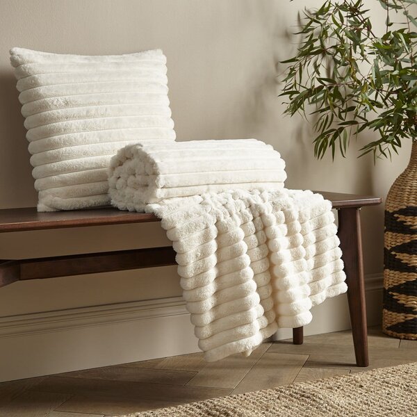 Okrasna blazina iz mikropliša 45x45 cm Cosy Ribbed – Catherine Lansfield