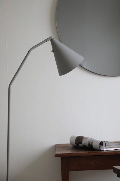 Siva LED zatemnitvena stoječa svetilka s kovinskim senčilom (višina 144 cm) Funil – Markslöjd