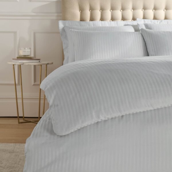 Siva podaljšana posteljnina za zakonsko posteljo iz damasta 230x220 cm Satin Stripe – Catherine Lansfield