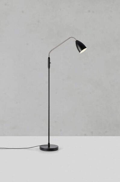 Črna LED zatemnitvena stoječa svetilka s kovinskim senčilom (višina 140 cm) Patro – Markslöjd
