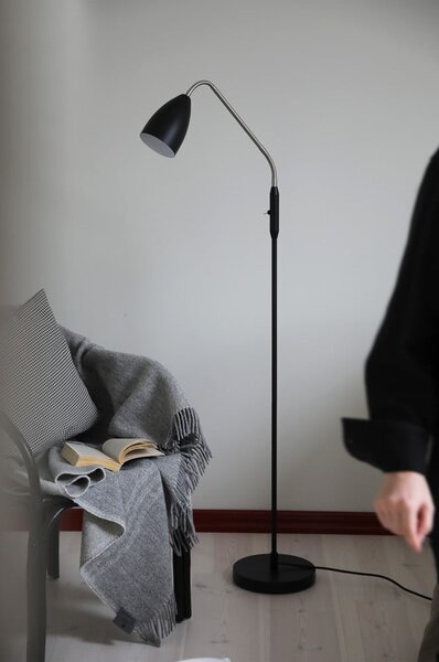 Črna LED zatemnitvena stoječa svetilka s kovinskim senčilom (višina 140 cm) Patro – Markslöjd