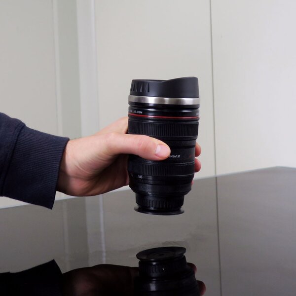 Skodelica proti prevrnitvi – Anti-gravity Lens Mug