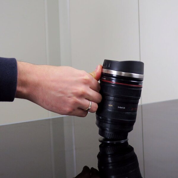 Skodelica proti prevrnitvi – Anti-gravity Lens Mug
