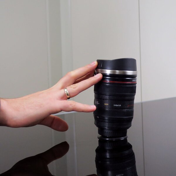 Skodelica proti prevrnitvi – Anti-gravity Lens Mug