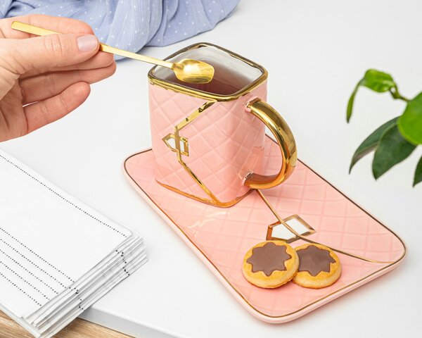 Skodelica z žličko in krožničkom v obliki torbice – Pink komplet