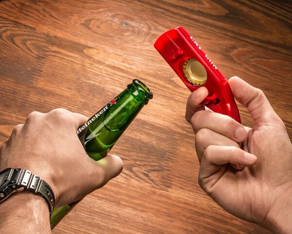 Odpirač za steklenice z "katapultom za zamaške" – Cap Gun (rdeč)
