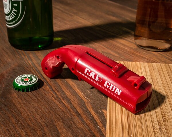 Odpirač za steklenice z "katapultom za zamaške" – Cap Gun (rdeč)