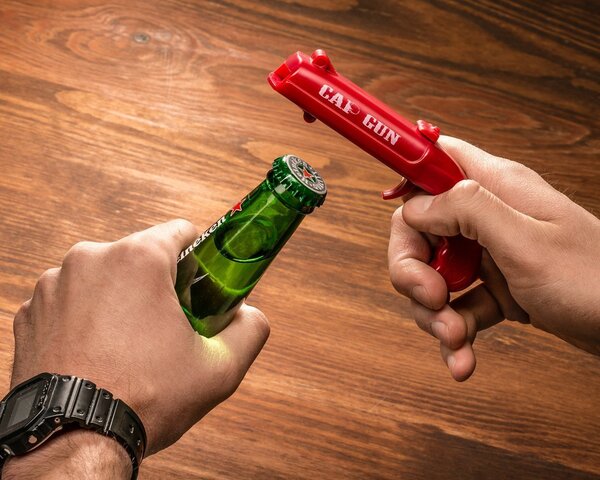 Odpirač za steklenice z "katapultom za zamaške" – Cap Gun (rdeč)
