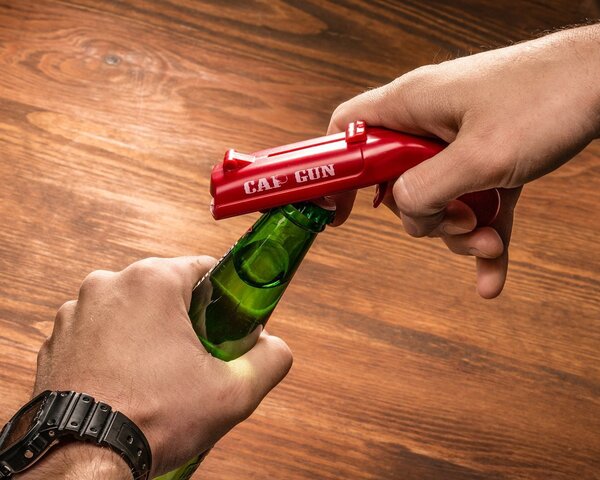 Odpirač za steklenice z "katapultom za zamaške" – Cap Gun (rdeč)
