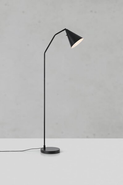 Črna LED zatemnitvena stoječa svetilka s kovinskim senčilom (višina 144 cm) Funil – Markslöjd