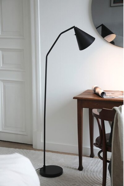 Črna LED zatemnitvena stoječa svetilka s kovinskim senčilom (višina 144 cm) Funil – Markslöjd