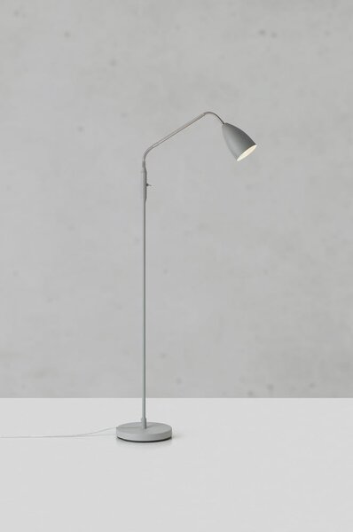 Siva LED zatemnitvena stoječa svetilka s kovinskim senčilom (višina 140 cm) Patro – Markslöjd