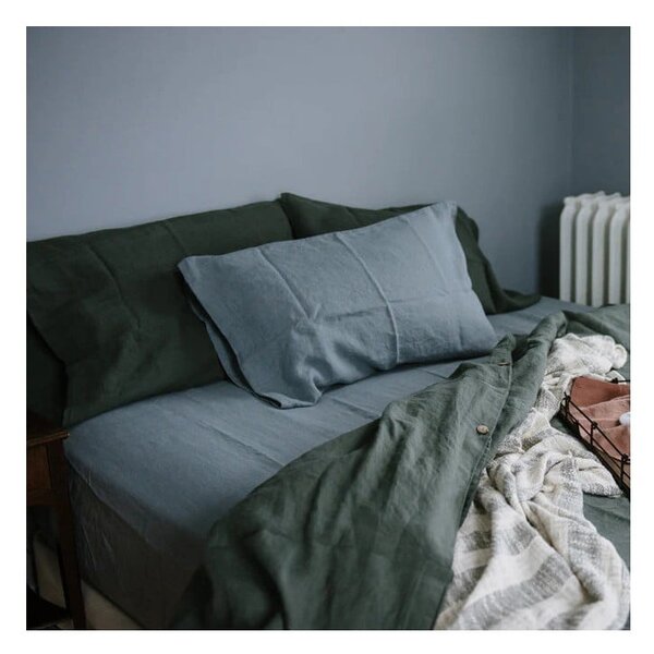 Modra/siva napenjalna lanena rjuha 160x200 cm Blue Fog – Linen Tales