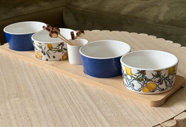 Komplet porcelanastih skled za tapase na lesenem pladnju