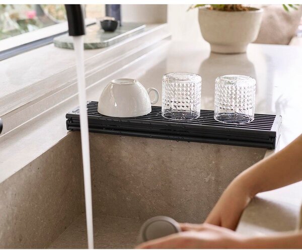 Siv plastičen nastavljiv odcejalnik za pomivalno korito 43x13 cm Platform – Joseph Joseph