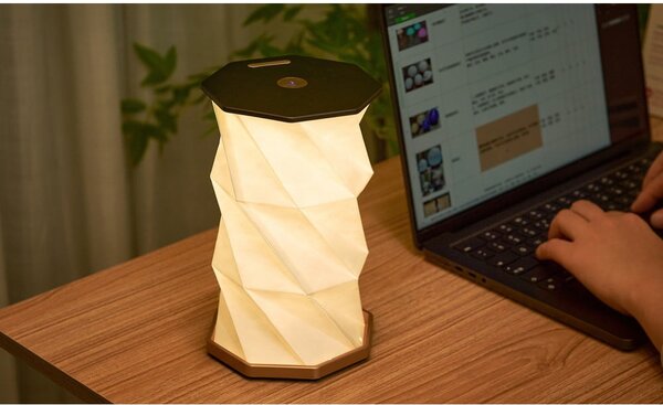 Črna LED namizna svetilka (višina 18 cm) Twist Hexagon – Gingko