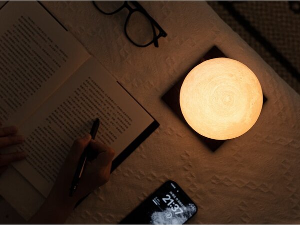 Temno rjava LED namizna svetilka iz masivnega oreha (višina 13 cm) Smart LunaSpin – Gingko