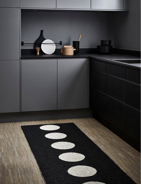 Črno-bel zunanji in notranji tekač 70x225 cm Vera Black – Pappelina