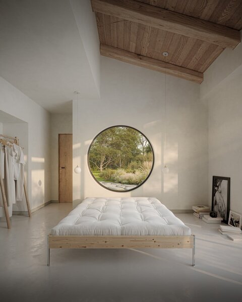 Zakonska postelja iz masivnega bora z letvenim dnom 180x200 cm v naravni barvi Core – Karup Design
