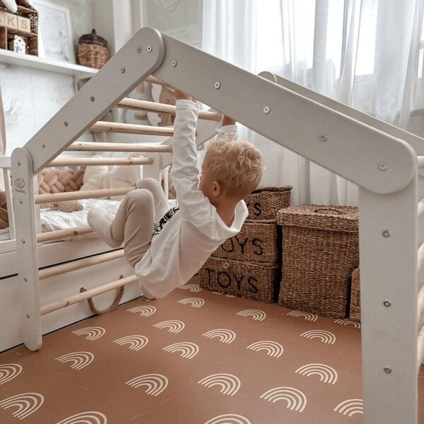 Piklerjev trikotnik iz masivnega bora v rožnati in naravni barvi 112x61x94 cm Montessori – Meowbaby