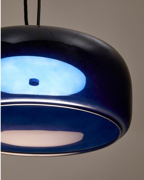 Temno modra LED viseča svetilka s steklenim senčilom ø 38 cm Reig – Kave Home