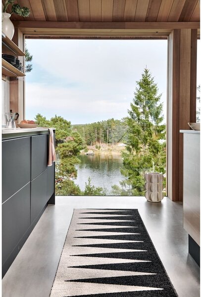 Črno-bel zunanji in notranji tekač 70x250 cm Vivi Black – Pappelina