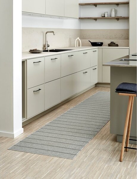 Siv zunanji in notranji tekač 70x270 cm Carl Warm Grey – Pappelina