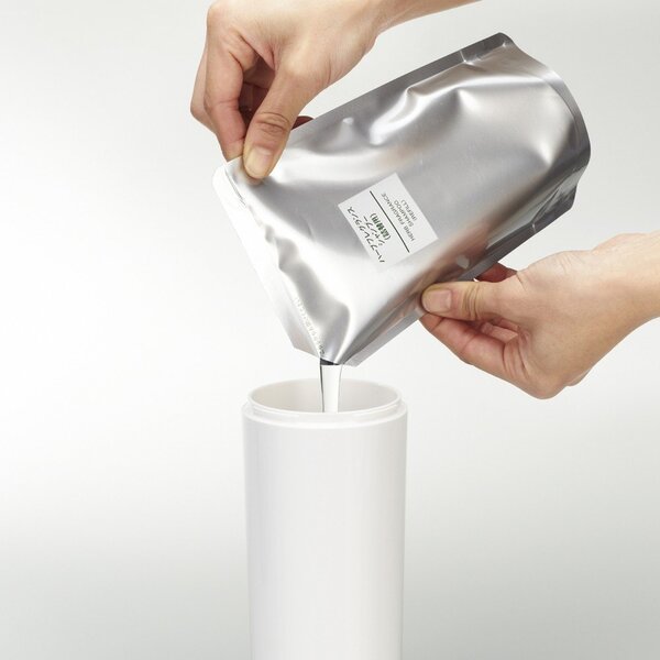 Bel plastičen dozirnik za milo 500 ml Round – YAMAZAKI