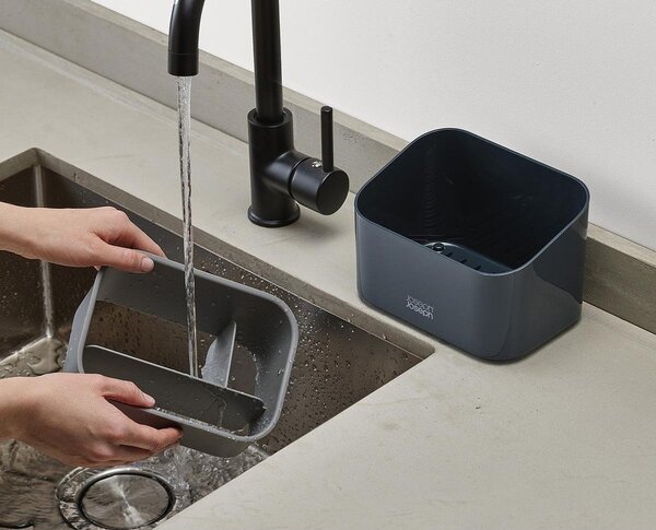 Temno sivo plastično držalo za detergent SinkStore – Joseph Joseph