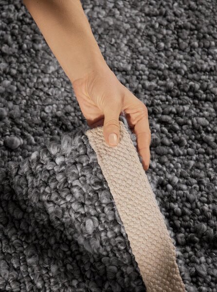 Temno siva ročno tkana bouclé preproga 120x170 cm Notting Hill Portobello – Ted Baker