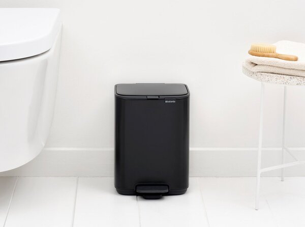 Mat črn jeklen koš za smeti s pedalom 4 l Bo – Brabantia