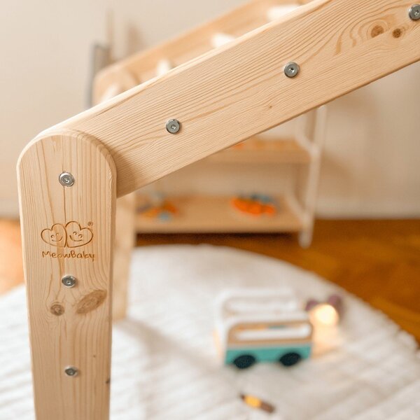 Piklerjev trikotnik iz masivnega bora v rožnati in naravni barvi 112x61x94 cm Montessori – Meowbaby