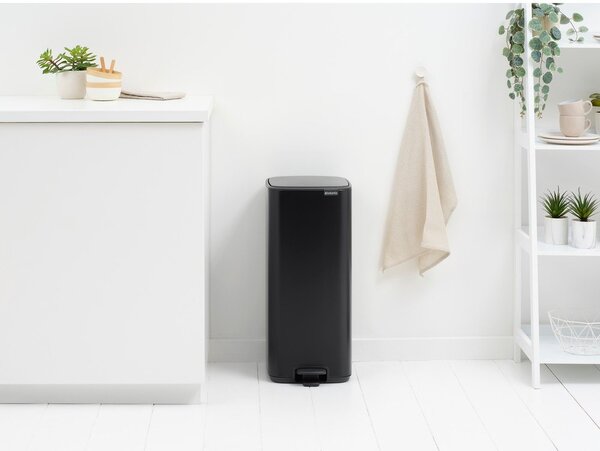 Mat črn jeklen koš za smeti s pedalom 30 l Bo – Brabantia