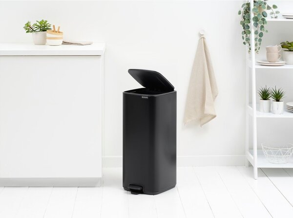 Mat črn jeklen koš za smeti s pedalom 30 l Bo – Brabantia