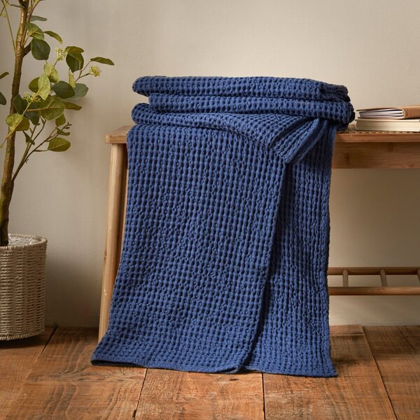 Temno modra bombažna odeja 150x200 cm Jaipur Chunky Waffle – Pineapple Elephant