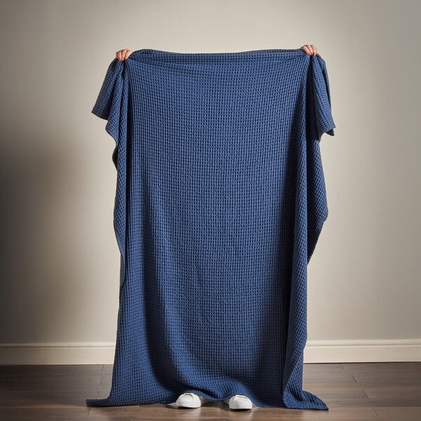 Temno modra bombažna odeja 150x200 cm Jaipur Chunky Waffle – Pineapple Elephant