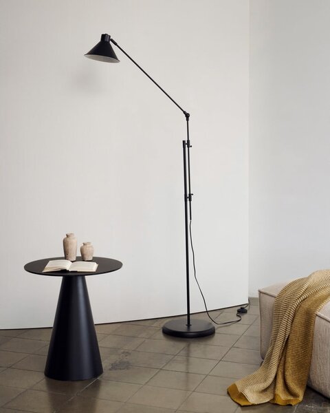 Črna stoječa svetilka s kovinskim senčilom (višina 220 cm) Dione – Kave Home