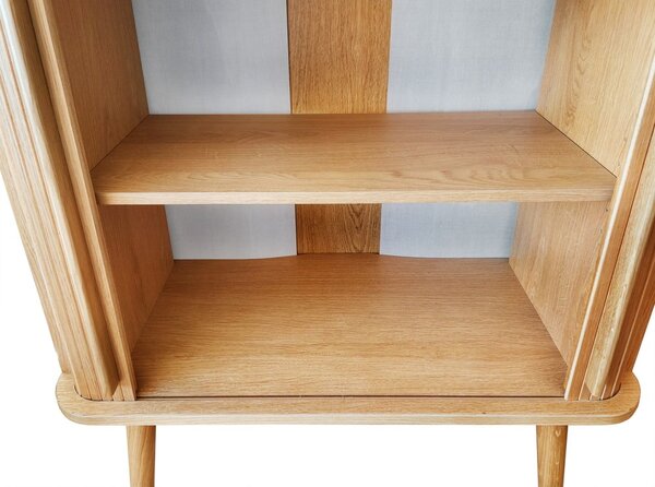 Visoka komoda v hrastovem dekorju z drsnimi vrati v naravni barvi 83x95 cm Rove – Woodman
