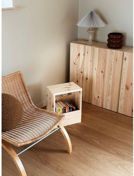 Nočna omarica iz masivnega bora v naravni barvi Grab It – Karup Design