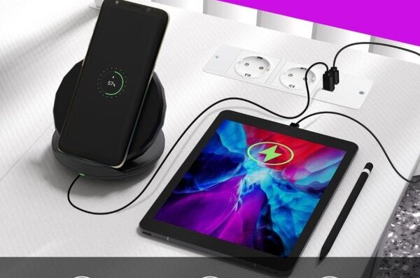 Igralna miza v obliki črke L z vtičnicami in USB priključki s polico za monitor