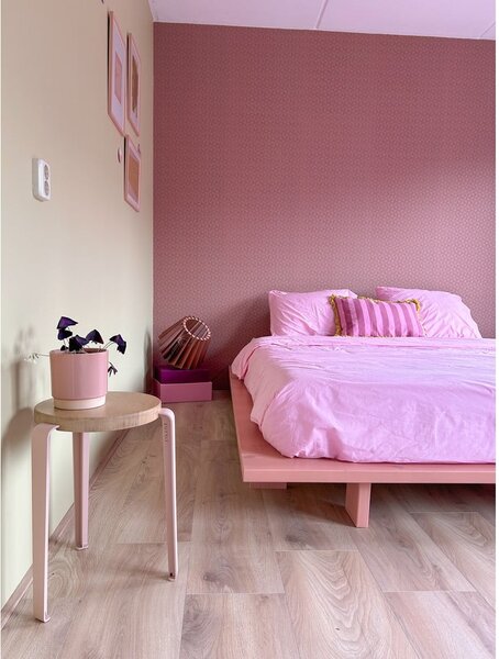 Svetlo rožnata zakonska postelja iz masivnega bora z letvenim dnom 140x200 cm Japan – Karup Design
