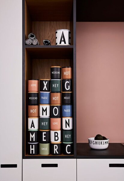 Črna porcelanasta skodelica 300 ml Hello – Design Letters