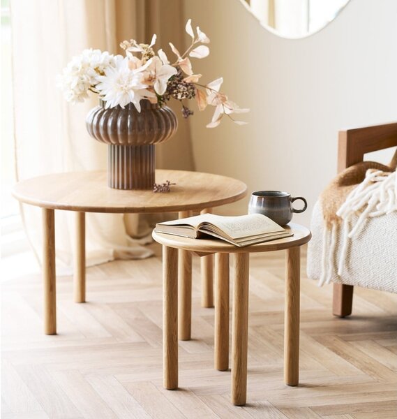 Okrogla klubska mizica iz masivnega hrasta v naravni barvi ø 70 cm Jena – House Nordic