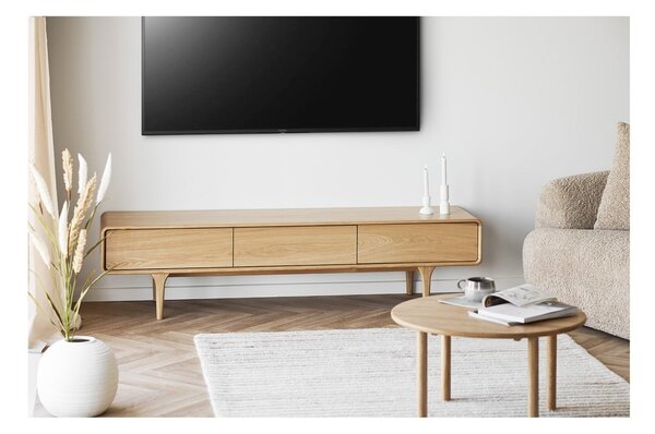 Okrogla klubska mizica iz masivnega hrasta v naravni barvi ø 70 cm Jena – House Nordic