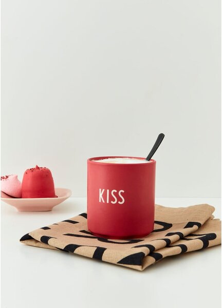 Rdeča porcelanasta skodelica Design Letters Kiss, 300 ml