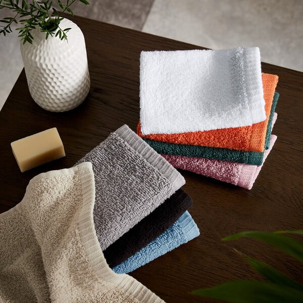 Bele hitro sušeče bombažne brisače v kompletu 4 ks 30x30 cm Quick Dry – Catherine Lansfield