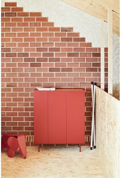Rdeča visoka komoda v hrastovem dekorju 95x120 cm Arista – Teulat