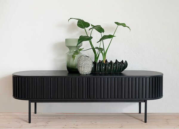 Črna TV omarica v hrastovem dekorju 48x160 cm Siena – Unique Furniture